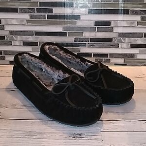 Minnetonka black fur lined moccasins 7
